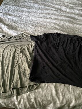 Lululemon tshirt bundle of 2